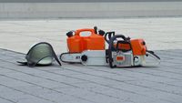 Rettungss&auml;ge mit Kraftstoffkanister und Helm mit Forstvisier auf dem Boden