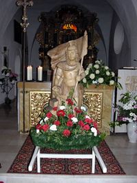 Statue des hl. Florian in der Pfarrkirche vor dem Altar